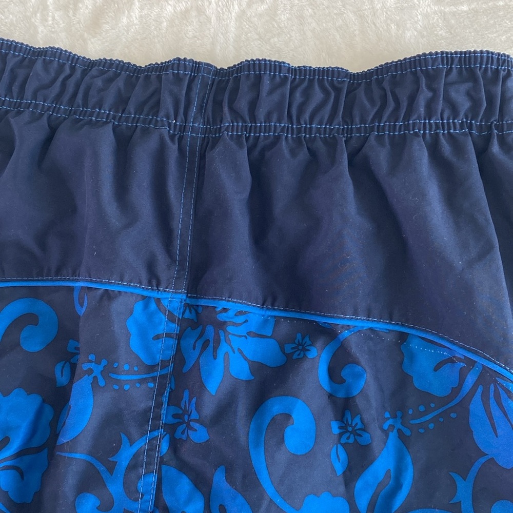 Blue and navy hibiscus print swimming trunks - Picture 12 of 15